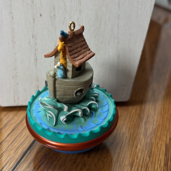 Hallmark Noah’s ark ornament. Signed - Picture 2 of 6